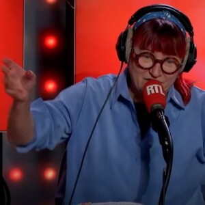 Christine Bravo et sa nouvelle couleur dans Les Grosses Têtes sur RTL. Novembre 2020.