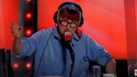 Christine Bravo taquinée sur ses cheveux rouges dans Les Grosses Têtes sur RTL.