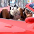 Vanessa Hudgens traverse West Hollywood dans sa Ferrari rouge le 19 novembre 2020.