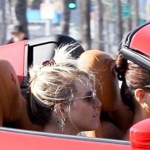 Vanessa Hudgens traverse West Hollywood dans sa Ferrari rouge le 19 novembre 2020.