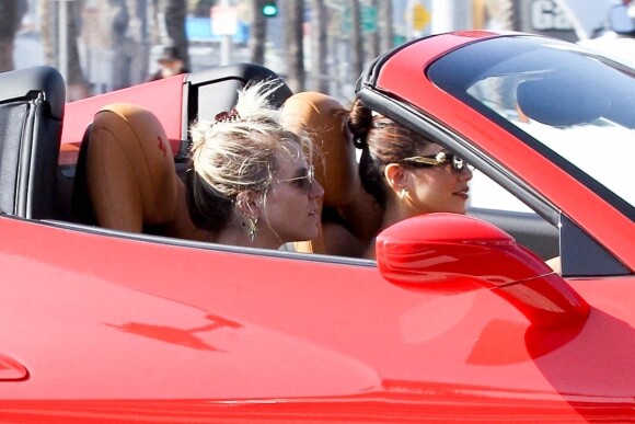 Vanessa Hudgens traverse West Hollywood dans sa Ferrari rouge le 19 novembre 2020.