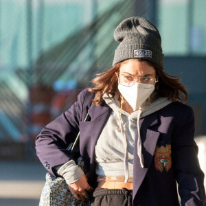 Exclusif - Vanessa Hudgens arrive à l'aéroport JFK avec son chien à New York. Le 16 novembre 2020.