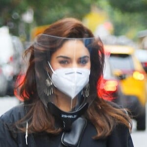 Vanessa Hudgens sur le tournage de "Tick, Tick... Boom!" dans le quartier d'East Village à New York pendant l'épidémie de coronavirus (Covid-19), le 21 octobre 2020.