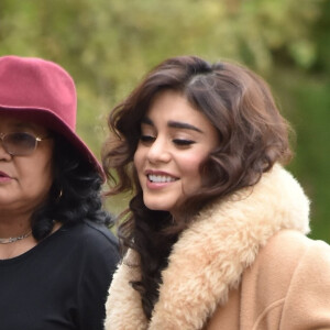 Vanessa Hudgens à la sortie d'une séance photo en compagnie de sa mère Gina Guangco dans le quartier de Los Feliz à Los Angeles, le 9 mars 2020.