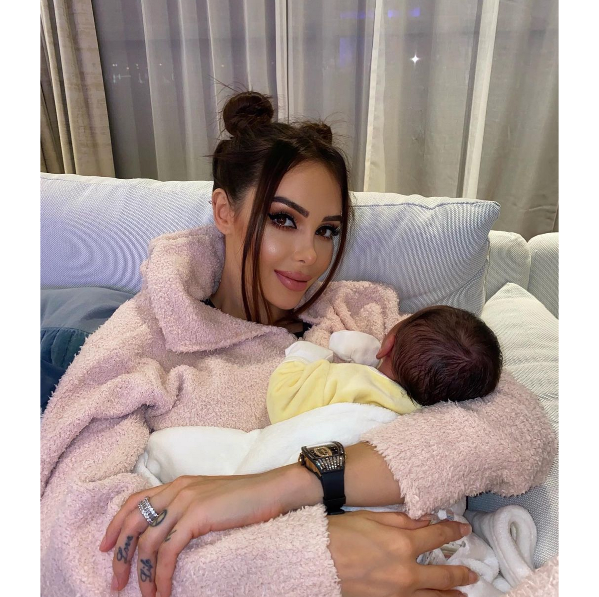 photo-nabilla-avec-son-neveu-liaam-le-fils-de-son-fr-re-tarek-et-sa-femme-camelia-instagram