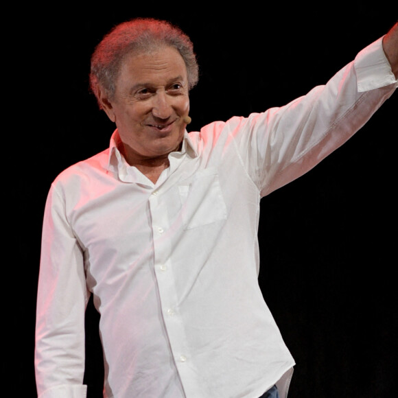 Exclusif - Michel Drucker et sa chienne Izia - Spectacle hommage à Guy Bedos dans le parc Jourdan à Aix-en-Provence. Le 15 août 2020 © Patrick Carpentier / Bestimage 