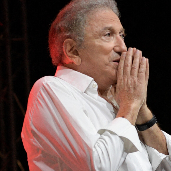 Exclusif - Michel Drucker - Spectacle hommage à Guy Bedos dans le parc Jourdan à Aix-en-Provence. Le 15 août 2020 © Patrick Carpentier / Bestimage 