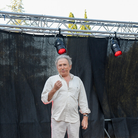 Exclusif - Michel Drucker - Répétitions et backstage du spectacle hommage à Guy Bedos dans le parc Jourdan à Aix-en-Provence. Le 15 août 2020 © Patrick Carpentier / Bestimage 