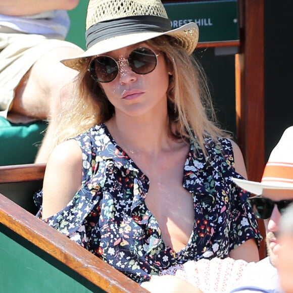 Laura Smet et son compagnon Raphaël - Personnalités dans les tribunes lors des internationaux de France de Roland Garros à Paris. Le 10 juin 2017. © Jacovides - Moreau / Bestimage