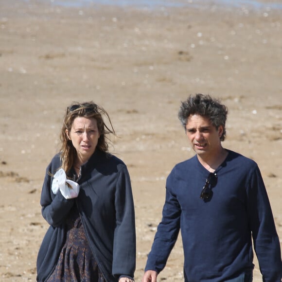 Laura Smet et son compagnon Raphaël se promènent et se détendent sur la plage pendant le Festival du film romantique de Cabourg, le 14 juin 2014.