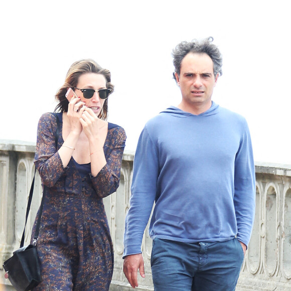 Laura Smet et son compagnon Raphaël se promènent et se détendent sur la plage pendant le Festival du film romantique de Cabourg, le 14 juin 2014.