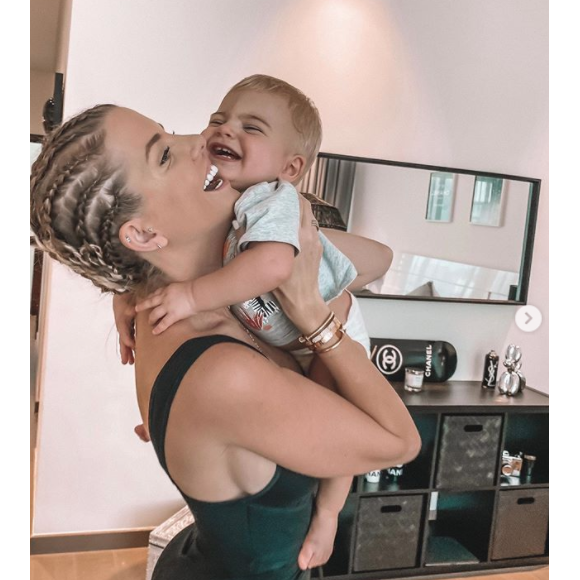 Jessica Thivenin évoque son hésitation à avoir un deuxième enfant après le début de vie difficile de son fils Maylone (1 an). Le petit garçon a eu de graves problèmes de santé.