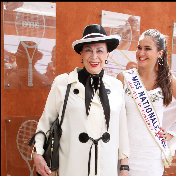 Miss Nationale 2011 Barbara Morel avec Geneviève de Fontenay - Archives - Portrait Paris