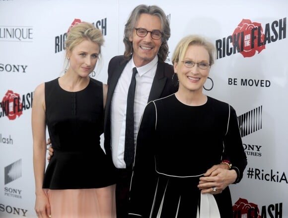 Rick Springfield entre Meryl Streep et sa fille Mamie Gummer lors de l'avant-première du film "Ricki and The Flash" à New York, le 3 août 2015.