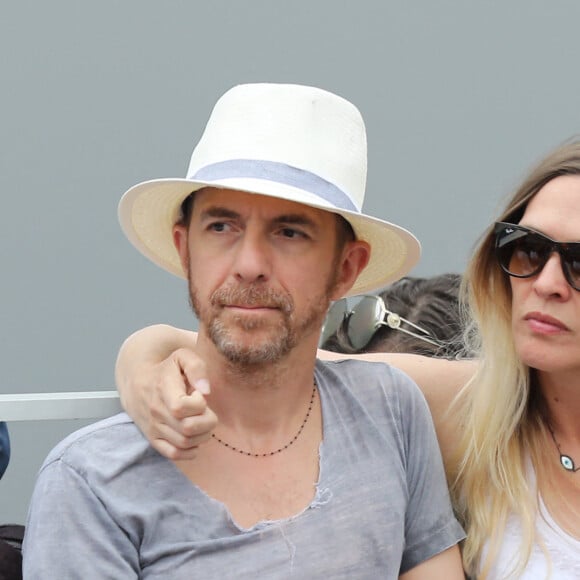 Calogero et sa compagne Marie Batisde - People dans les tribunes lors de la finale messieurs des internationaux de France de tennis de Roland Garros 2019 à Paris le 9 juin 2019. © Jacovides-Moreau/Bestimage 