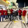 Romain Grosjean, les mains bandées, retrouve l'écurie dans les paddocks du grand prix de Sakhir, au Bahreïn. Le 3 décembre 2020.
