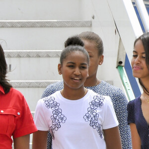 La première dame des Etats-Unis Michelle Obama, ses filles Malia et Sasha et sa mère Marian Robinson à leur accueil par Luigi Brugnaro et Luca Zaia lors de leur arrivée en avion à l'aéroport de Venise, le 19 juin 2015.