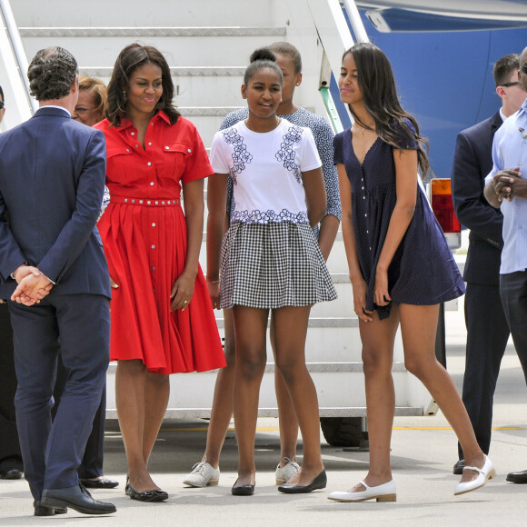 La première dame des Etats-Unis Michelle Obama, ses filles Malia et Sasha et sa mère Marian Robinson à leur accueil par Luigi Brugnaro et Luca Zaia lors de leur arrivée en avion à l'aéroport de Venise, le 19 juin 2015.