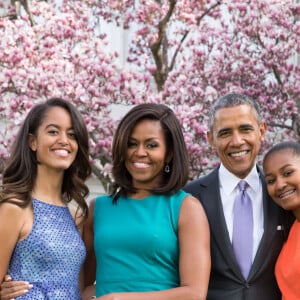 Le président américain Barack Obama, sa femme Michelle Obama et leurs filles Malia et Sasha posent en famille avec leurs chiens Bo et Sunny dans le jardin Rose de la Maison Blanche le dimanche de Pâques, à Washington, en 2015.