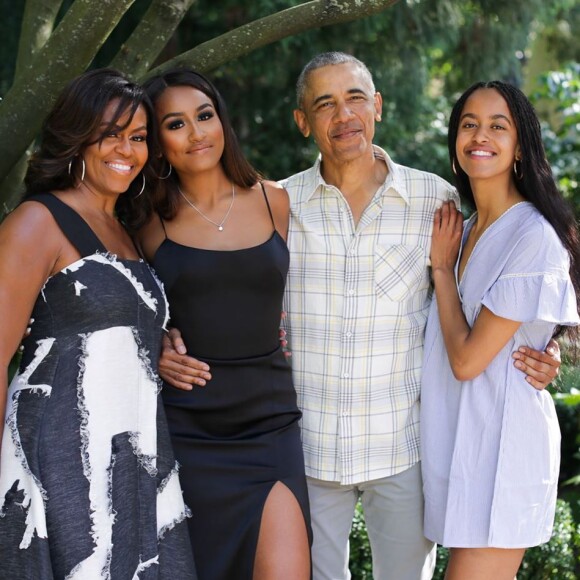 Michelle et Barack Obama avec leurs filles Malia et Sasha sur Instagram.