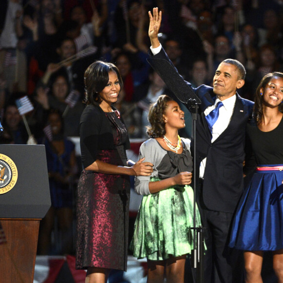 Barack Obama avec sa femme Michelle et ses filles Malia et Sasha - Le president Barack Obama tient un discours le soir de sa reelection à Chicago le 6 Novembre 2012.