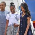 Sasha et Malia Obama à leur accueil par Luigi Brugnaro et Luca Zaia lors de leur arrivée en avion à l'aéroport de Venise, le 19 juin 2015.