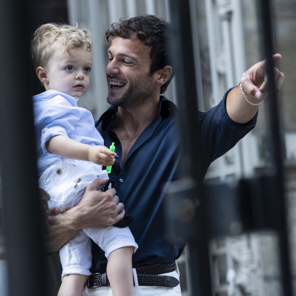 Hugo Philip et son fils Marlon - Caroline Receveur et Hugo Philip arrivent à la Mairie du 16ème arrondissement à Paris pour leur mariage, le 11 juillet 2020.