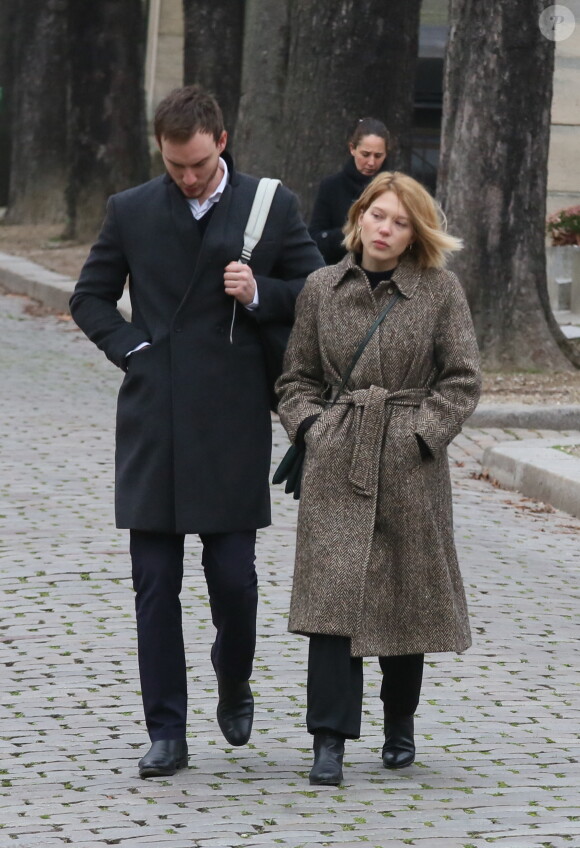 Léa Seydoux et son compagnon André Meyer - Obsèques du metteur en scène Luc Bondy au cimetière du Père Lachaise à Paris. Le 10 décembre 2015