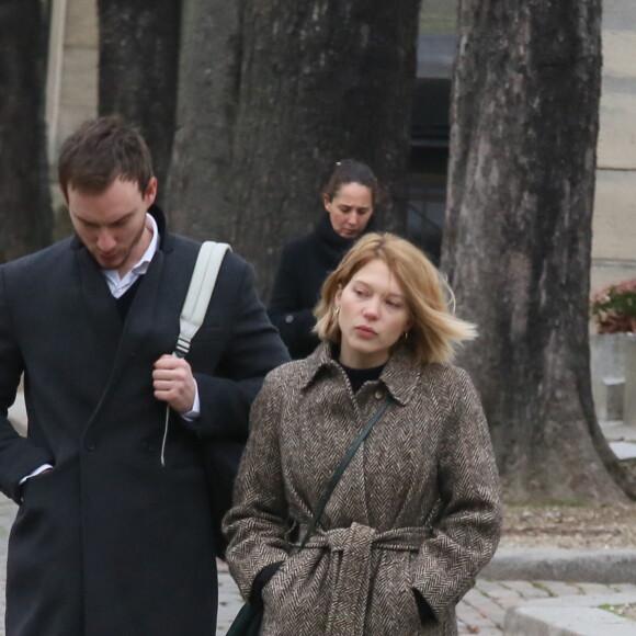 Léa Seydoux et son compagnon André Meyer - Obsèques du metteur en scène Luc Bondy au cimetière du Père Lachaise à Paris. Le 10 décembre 2015