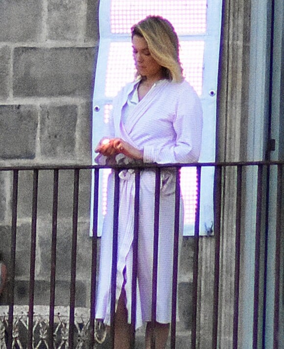 Léa Seydoux (en chemise de nuit) sur le tournage du nouvel opus de James Bond 007, "No time to die" en Italie, le 17 septembre 2019. 