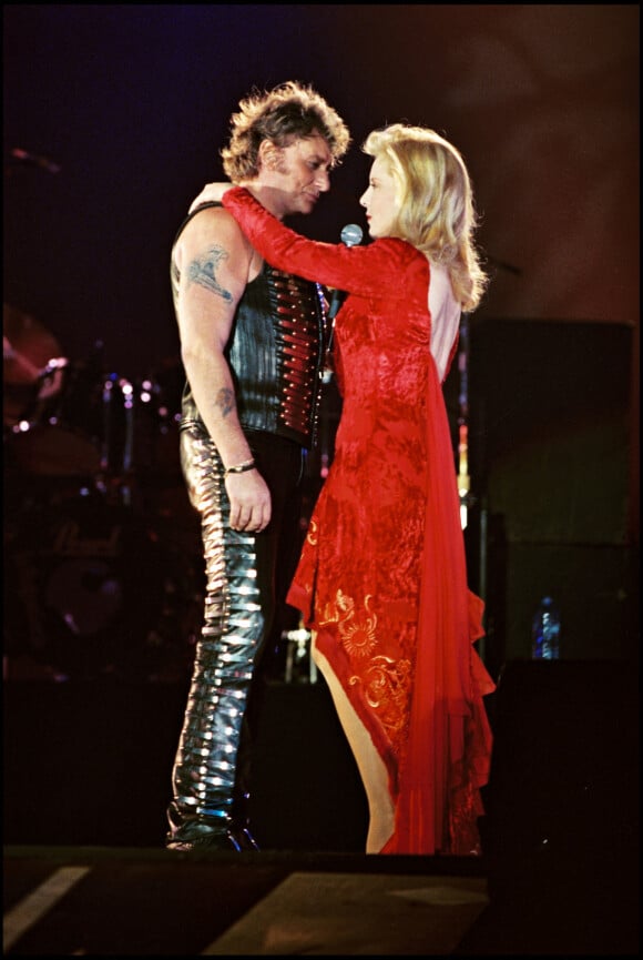 Archives- Johnny Hallyday sur scène, fête ses 50 ans lors d'un concert au parc des Princes en 1993 avec Sylvie Vartan