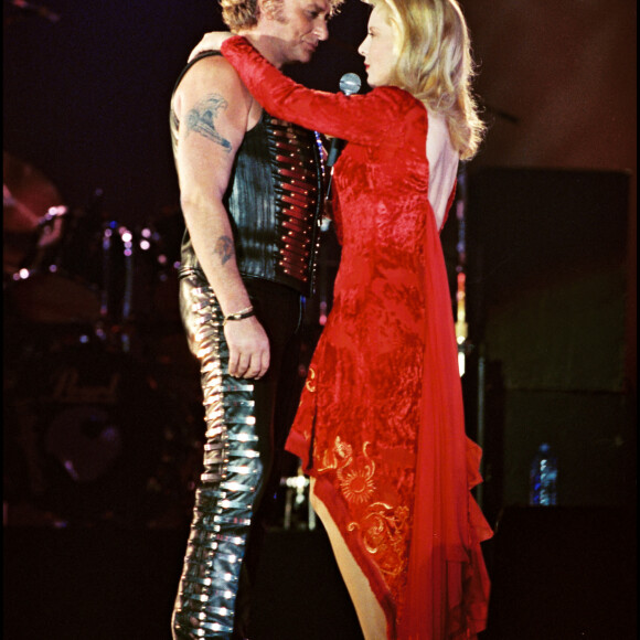 Archives- Johnny Hallyday sur scène, fête ses 50 ans lors d'un concert au parc des Princes en 1993 avec Sylvie Vartan