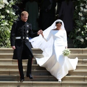 Le prince Harry et Meghan Markle (en robe de mariée Givenchy), duc et duchesse de Sussex, à la sortie de chapelle St. George au château de Windsor après leur mariage le 19 mai 2018.