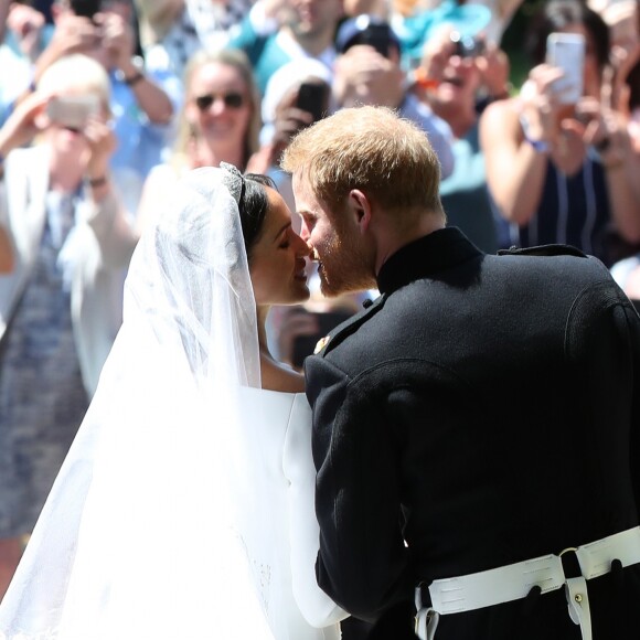 Le prince Harry et Meghan Markle (en robe de mariée Givenchy), duc et duchesse de Sussex, à la sortie de chapelle St. George au château de Windsor après leur mariage le 19 mai 2018.