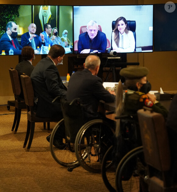Le roi Abdallah de Jordanie et la reine Rania lors d'une vidéoconférence avec des personnes handicapées, le 7 décembre 2020.