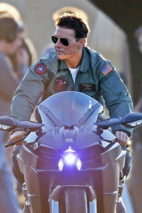 Exclusif -  Tom Cruise sur le tournage de Top Gun: Maverick' à Coronado en Californie. Il aura fallu attendre 30 ans, que les années 80 reviennent à la mode et qu'Hollywood ne se résume plus qu'à des remakes et des reboots pour que Top Gun 2 soit enfin sérieusement envisagé. Après quelques faux départs, le film est finalement parti en tournage, avec J. Kosinski à la réalisation, Tom Cruise et V. Kilmer toujours dans le cockpit et un joli titre : Top Gun : Maverick. On pourrait s'étonner que le film ne fasse pas plus parler de lui, mais comme il ne sortira que le 12 juillet 2019 aux USA, on se dit que c'est bien normal, nous avons encore largement le temps. le 9 octobre 2018