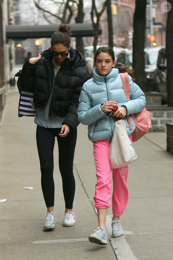 Katie Holmes se promène avec sa fille Suri Cruise à New York le 1er février 2020. 