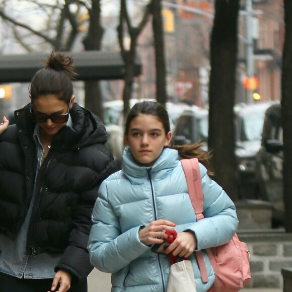 Katie Holmes se promène avec sa fille Suri Cruise à New York le 1er février 2020. 