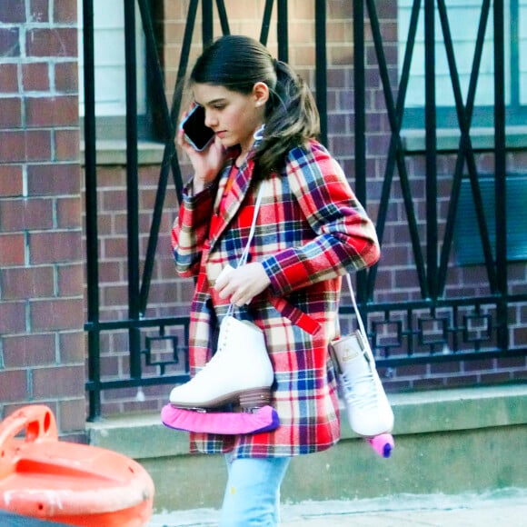 Exclusif - No Web - Suri Cruise, une paire de patins à glace en bandoulière, se promène dans les rues de New York. Le 5 janvier 2020