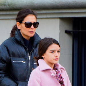 Exclusif - Katie Holmes et sa fille Suri Cruise font une promenade avec leurs chiens à New York le 9 novembre 2019. Suri porte un long manteau rose et une jupe en velour jaune, Katie porte une doudoune courte noire.