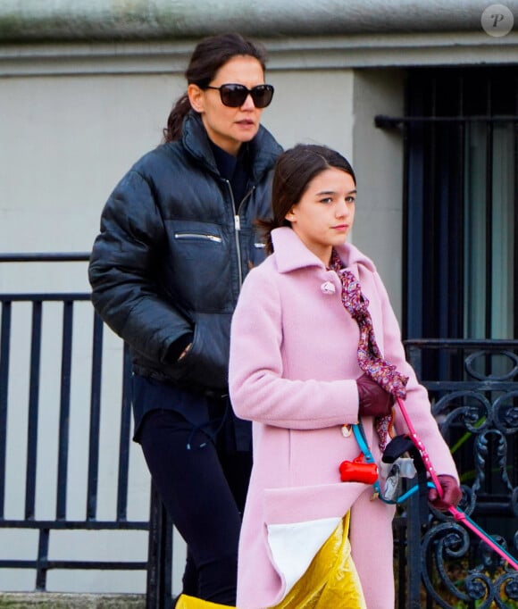 Exclusif - Katie Holmes et sa fille Suri Cruise font une promenade avec leurs chiens à New York le 9 novembre 2019. Suri porte un long manteau rose et une jupe en velour jaune, Katie porte une doudoune courte noire.