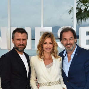 Alexandre Brasseur, Ingrid Chauvin et son mari Thierry Peythieu durant un photocall pour la 1ère édition du festival Canneseries, à Cannes, sur la plage du Gray d'Albion, le 9 avril 2018  © Bruno Bebert / Bestimage