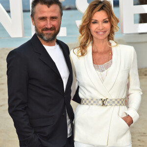 Alexandre Brasseur et Ingrid Chauvin durant un photocall pour la 1ère édition du festival Canneseries, à Cannes, sur la plage du Gray d'Albion, le 9 avril 2018 © Bruno Bebert / Bestimage