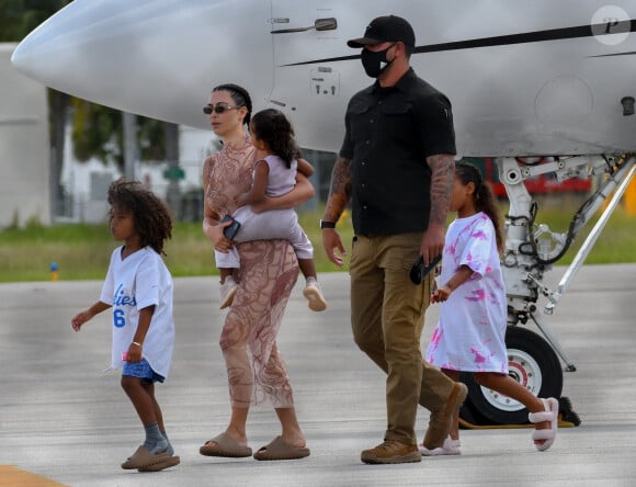 Kim Kardashian, North West, Saint West, Chicago West, Psalm West - K. Kardashian et K. West arrivent avec leurs enfants en jet privé à Miami en provenance de La république dominicaine où ils ont passé des vacances, le 9 août 2020