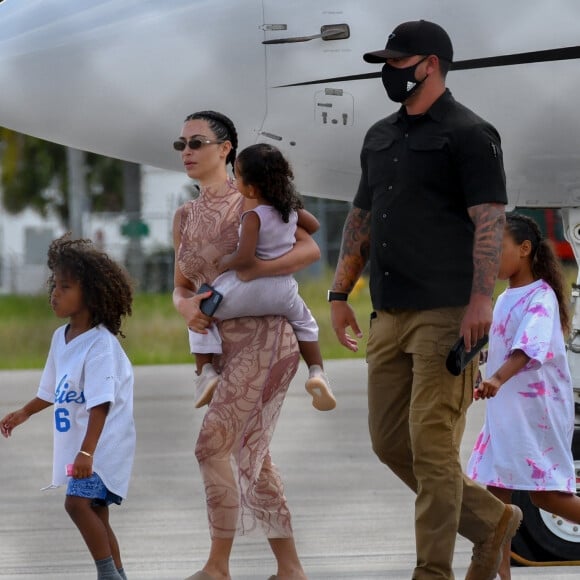 Kim Kardashian, North West, Saint West, Chicago West, Psalm West - K. Kardashian et K. West arrivent avec leurs enfants en jet privé à Miami en provenance de La république dominicaine où ils ont passé des vacances, le 9 août 2020