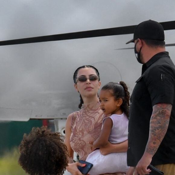Kim Kardashian, North West, Saint West, Chicago West, Psalm West - K. Kardashian et K. West arrivent avec leurs enfants en jet privé à Miami en provenance de La république dominicaine où ils ont passé des vacances, le 9 août 2020