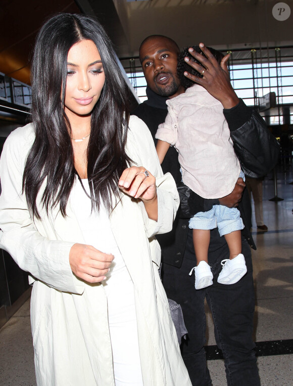 Les Kardashian partent à la découverte de l'Arménie. Kim Kardashian accompagnée de son mari Kanye West et leur fille North arrivent à l'aéroport de Los Angeles pour prendre l'avion. Le 7 avril 2015 