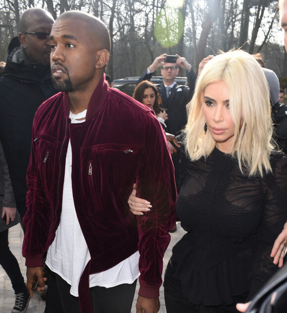 Kim Kardashian et Kanye West se rendent au défilé de mode Vuitton à la Fondation Louis Vuitton le 11 mars 2015. 