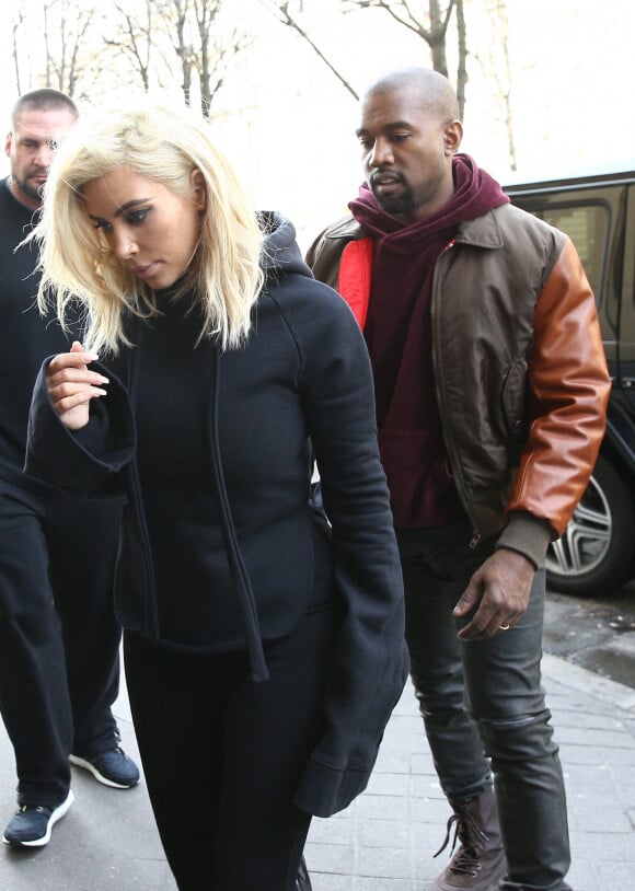 Kim Kardashian et son mari Kanye West vont faire du shopping chez Balenciaga à Paris. Le 6 mars 2015