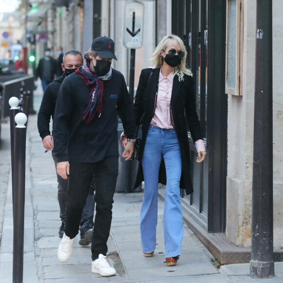 Exclusif - Laeticia Hallyday et son compagnon Jalil Lespert sortent de chez Jalil à Paris pour aller à la pharmacie, alors que Carl met les valises dans la voiture pour repartir avec les enfants de Jalil (Aliosha et Kahina) se confiner à Marnes-la-Coquette, le 13 novembre 2020.